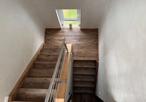 1b Treppenhaus mit neuem Geländer und Designboden