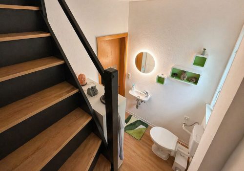 Bad im Zugang zum Boden integriert Wände Edelputz Boden und Stufen mit Designbodenbelag
